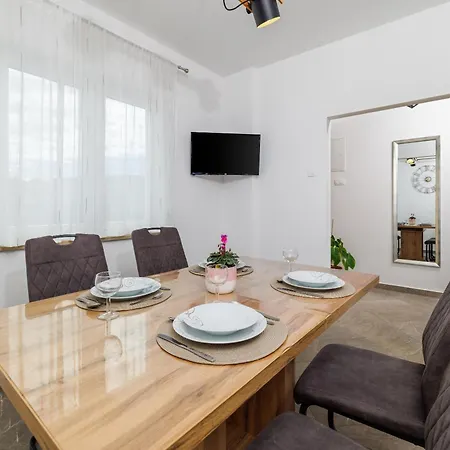 Appartement Maja 3 For 4 Persons Near